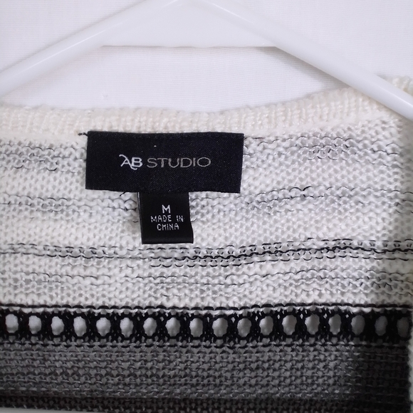 Women's AB studio Open Front Sweater Size Medium - Picture 3 of 3